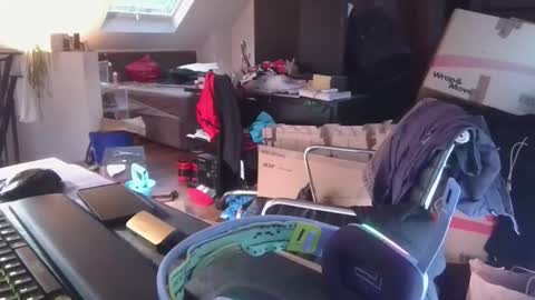 _smiley_bear27 online show from 12/15/25, 08:40