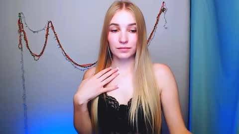 Snapshot of _snow_queen__ chatting on 12/16/25, 08:58 Rachel online show from 12/16/25, 08:58