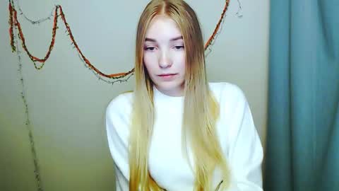 Snapshot of _snow_queen__ chatting on 12/18/25, 09:10 Rachel online show from 12/18/25, 09:10