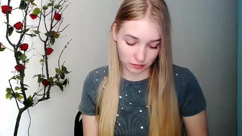 Snapshot of _snow_queen__ chatting on 04/01/26, 01:41 Rachel online show from 04/01/26, 01:41