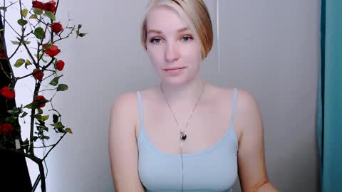 Snapshot of _snow_queen__ chatting on 04/17/26, 01:36 Rachel online show from 04/17/26, 01:36