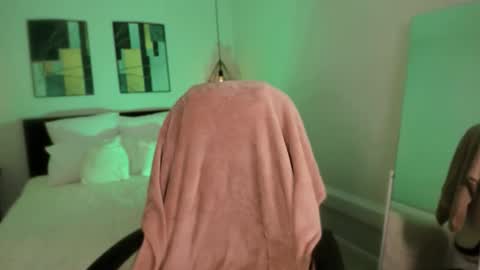 Snapshot of _sofi_spark chatting on 12/16/25, 06:51 Sofi Follow me online show from 12/16/25, 06:51