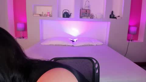 Snapshot of _sofiamiller chatting on 09/18/25, 12:18 Sofia Miller online show from 09/18/25, 12:18