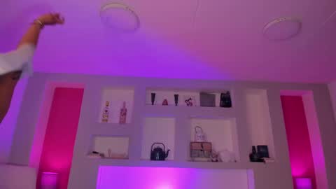 Snapshot of _sofiamiller chatting on 10/17/25, 04:04 Sofia Miller online show from 10/17/25, 04:04