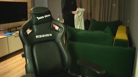 OLIVERpvt is open online show from 12/16/25, 11:59