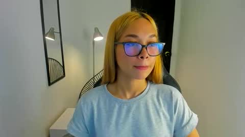Snapshot of _swan_0 chatting on 04/09/26, 01:16 Valerie online show from 04/09/26, 01:16