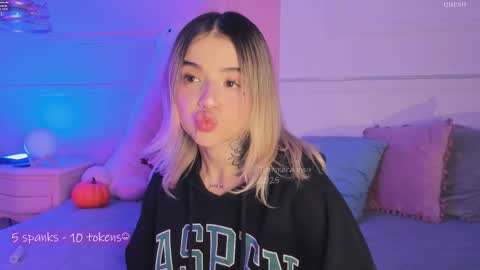 Snapshot of _tammarra_ chatting on 11/10/25, 08:19 _tammarra_ online show from 11/10/25, 08:19