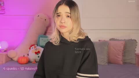 Snapshot of _tammarra_ chatting on 11/25/25, 12:27 _tammarra_ online show from 11/25/25, 12:27