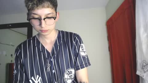 Snapshot of _thomas_hot_ chatting on 12/19/24, 10:10 Thomas online show from 12/19/24, 10:10