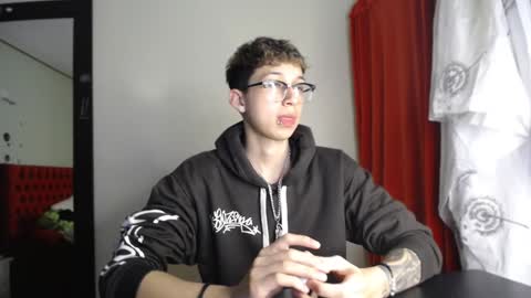 Snapshot of _thomas_hot_ chatting on 12/23/24, 06:05 Thomas online show from 12/23/24, 06:05