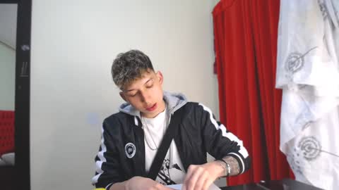 Snapshot of _thomas_hot_ chatting on 01/01/25, 09:31 Thomas online show from 01/01/25, 09:31