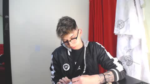 Snapshot of _thomas_hot_ chatting on 01/03/25, 05:42 Thomas online show from 01/03/25, 05:42