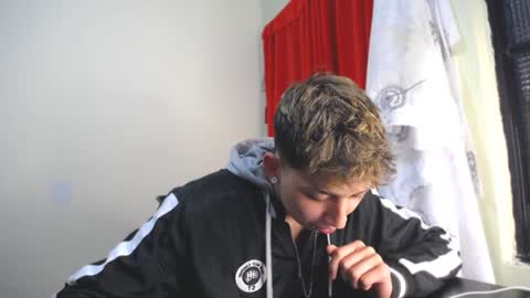 Snapshot of _thomas_hot_ chatting on 01/12/25, 09:51 Thomas online show from 01/12/25, 09:51