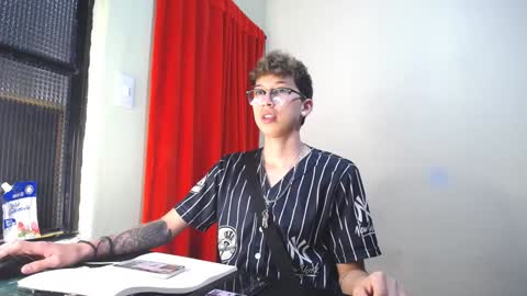 Snapshot of _thomas_hot_ chatting on 02/04/25, 06:38 Thomas online show from 02/04/25, 06:38