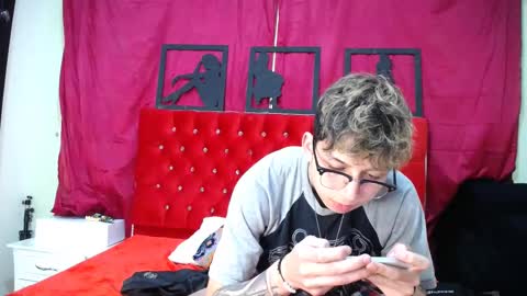 Snapshot of _thomas_hot_ chatting on 02/15/25, 05:19 Thomas online show from 02/15/25, 05:19