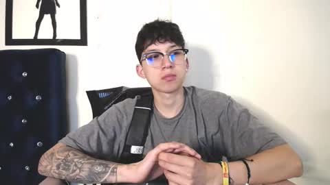 Snapshot of _thomas_hot_ chatting on 10/29/25, 01:19 Thomas online show from 10/29/25, 01:19