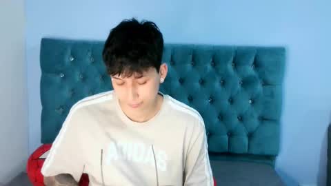 Snapshot of _thomas_hot_ chatting on 12/18/25, 03:23 Thomas online show from 12/18/25, 03:23