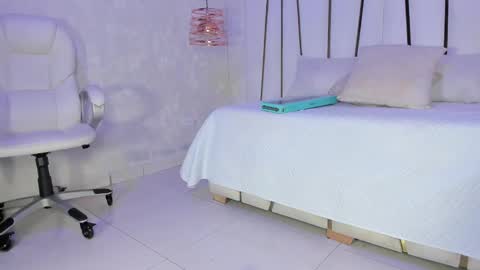 Snapshot of _tinyrousse_ chatting on 02/16/25, 07:05 Rousse online show from 02/16/25, 07:05