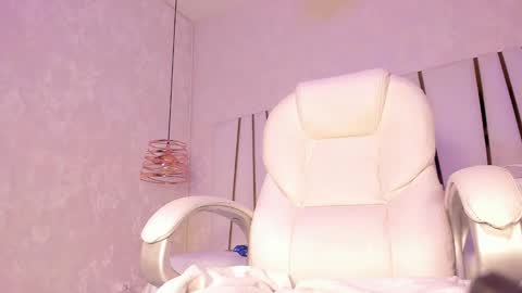 Snapshot of _tinyrousse_ chatting on 02/19/25, 07:27 Rousse online show from 02/19/25, 07:27