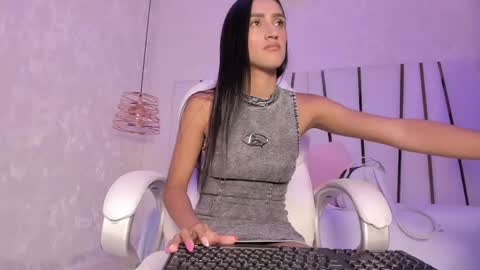 Snapshot of _tinyrousse_ chatting on 03/08/25, 07:09 Rousse online show from 03/08/25, 07:09