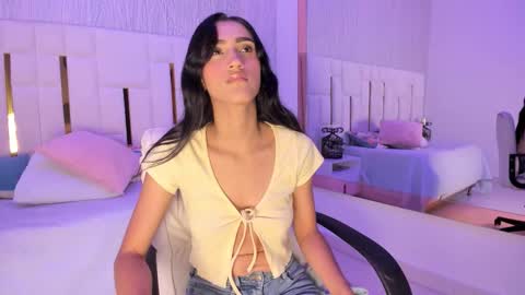 Snapshot of _tinyrousse_ chatting on 11/05/25, 07:03 Rousse online show from 11/05/25, 07:03