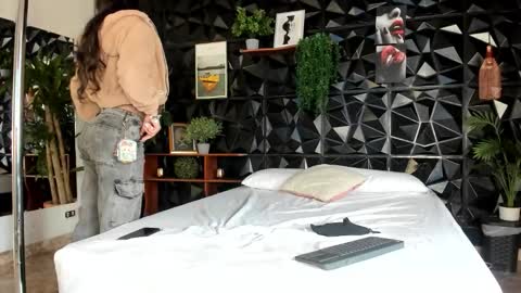 Snapshot of _valentina_69 chatting on 10/17/25, 02:19 _valentina_69 online show from 10/17/25, 02:19