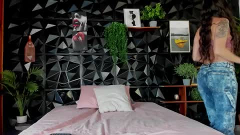 Snapshot of _valentina_69 chatting on 10/23/25, 02:16 _valentina_69 online show from 10/23/25, 02:16