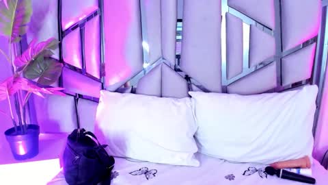 Snapshot of _valeria_saenz_ chatting on 09/19/25, 03:52 _valeria_saenz_ online show from 09/19/25, 03:52