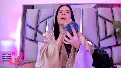 Snapshot of _valeria_saenz_ chatting on 11/04/25, 02:43 _valeria_saenz_ online show from 11/04/25, 02:43