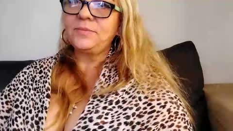 Valerie online show from 10/31/25, 01:34