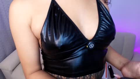 Snapshot of _velka_ chatting on 12/17/25, 02:28 _velka_ online show from 12/17/25, 02:28