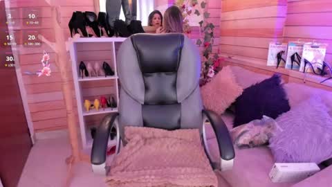 Snapshot of _victoria_collins chatting on 06/17/26, 11:23 Sol online show from 06/17/26, 11:23