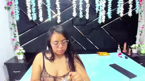 _violeta18_ online show from 12/04/25, 04:00