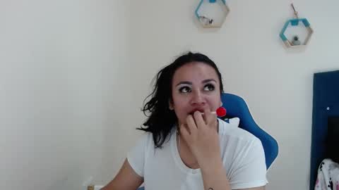 Snapshot of _vitoria1 chatting on 03/03/25, 05:42 Victoria online show from 03/03/25, 05:42