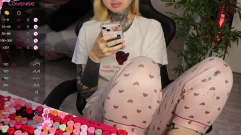 Snapshot of _viv1an_ chatting on 05/08/26, 05:35 Alis online show from 05/08/26, 05:35
