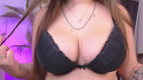 Snapshot of _wendy_evans_ chatting on 01/25/25, 07:39 Wendy online show from 01/25/25, 07:39