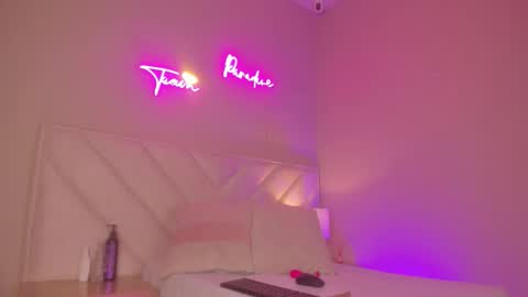 _wendy_x online show from 10/21/25, 11:33