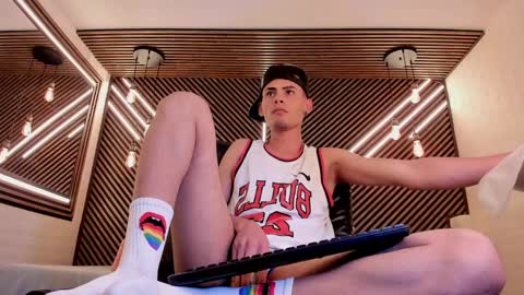 Snapshot of _white_fox_ chatting on 02/21/25, 05:24 white fox online show from 02/21/25, 05:24