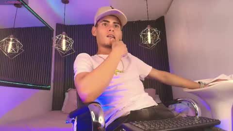 Snapshot of _white_fox_ chatting on 09/18/25, 09:39 white fox online show from 09/18/25, 09:39