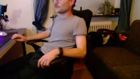 Snapshot of _whoisthatguy_ chatting on 11/18/25, 06:12 _whoisthatguy_ online show from 11/18/25, 06:12