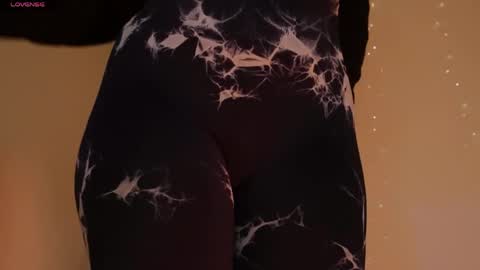 Snapshot of _your_little_nut chatting on 04/21/26, 04:30 Macca and Ana online show from 04/21/26, 04:30