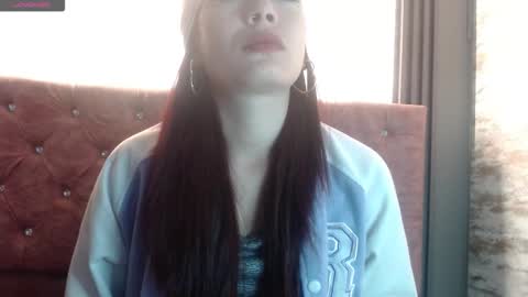 Yuyi online show from 11/18/25, 11:47