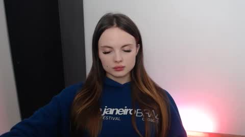 a_ariella_ online show from 09/12/25, 12:27