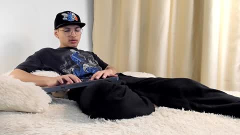 Snapshot of a_lejandro_08 chatting on 12/04/24, 04:10 alejo online show from 12/04/24, 04:10