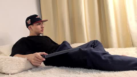 Snapshot of a_lejandro_08 chatting on 12/05/24, 04:42 alejo online show from 12/05/24, 04:42