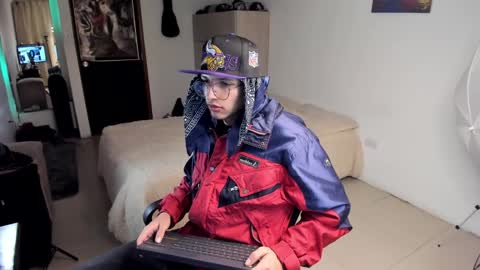 Snapshot of a_lejandro_08 chatting on 12/12/24, 01:10 alejo online show from 12/12/24, 01:10