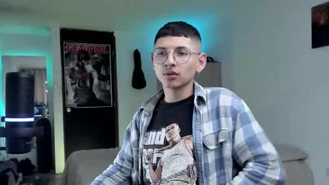 Snapshot of a_lejandro_08 chatting on 12/15/24, 01:57 alejo online show from 12/15/24, 01:57