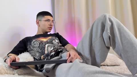 Snapshot of a_lejandro_08 chatting on 12/17/24, 11:16 alejo online show from 12/17/24, 11:16