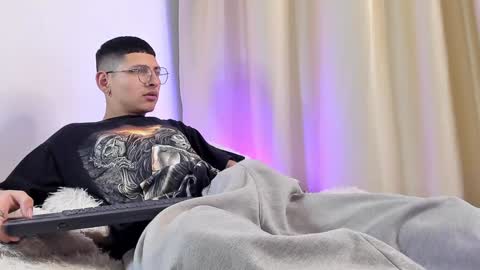 Snapshot of a_lejandro_08 chatting on 12/18/24, 03:15 alejo online show from 12/18/24, 03:15