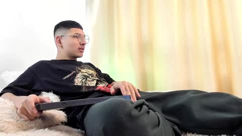 Snapshot of a_lejandro_08 chatting on 12/19/24, 04:46 alejo online show from 12/19/24, 04:46